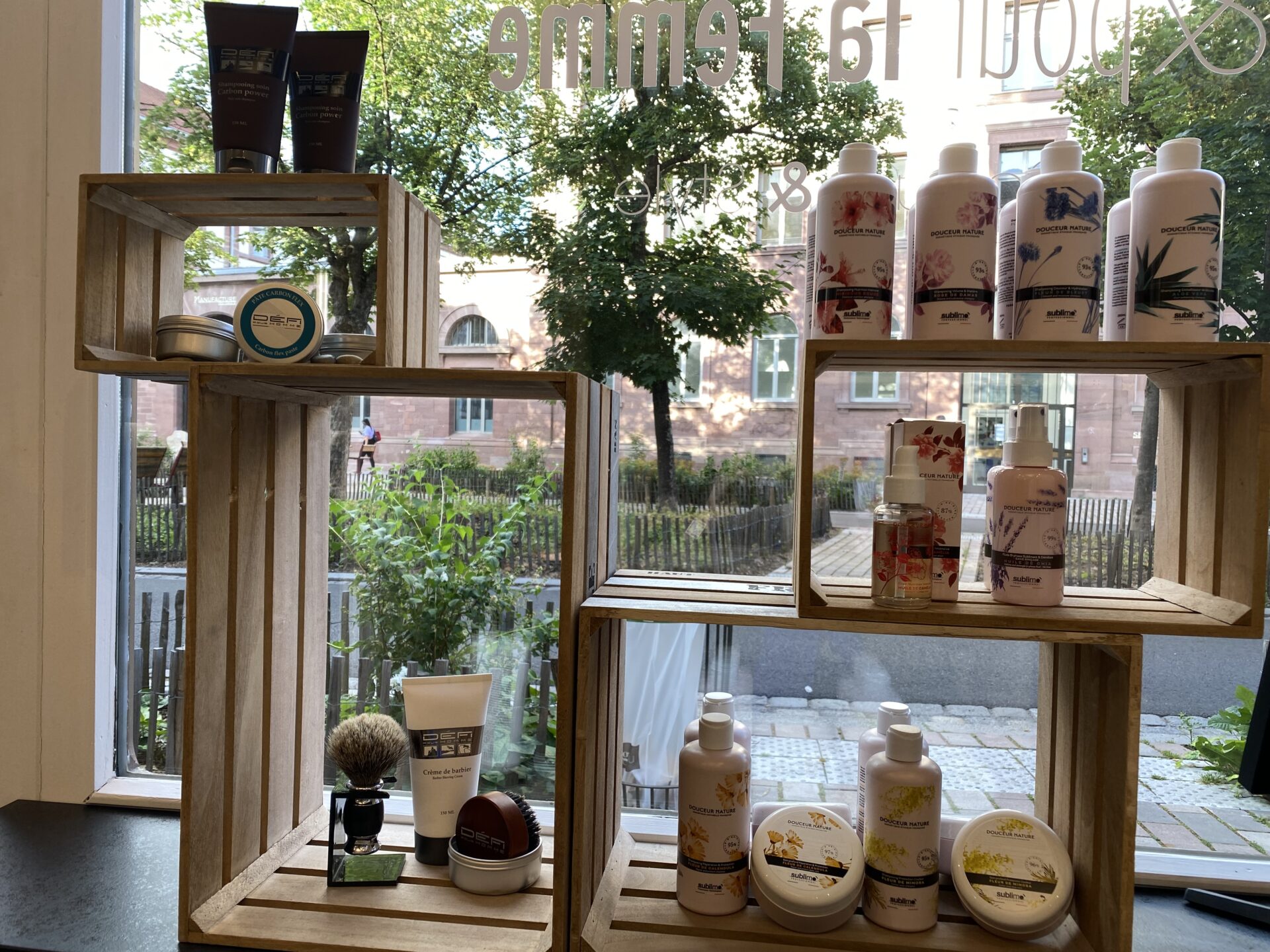 Étagères de produits de coiffure femme et homme au salon Au 32